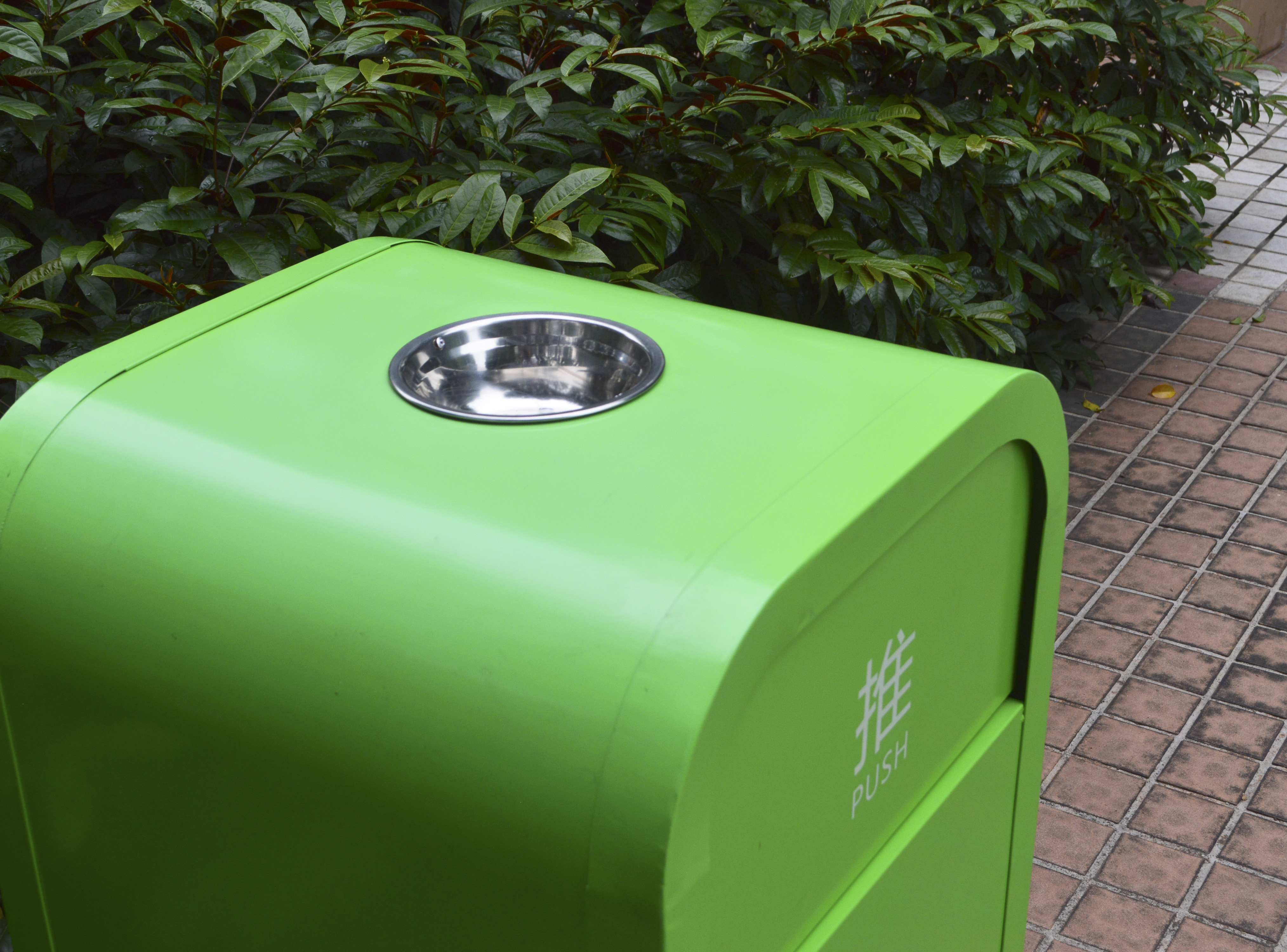 Bote de basura al aire libre para venta caliente con material metálico