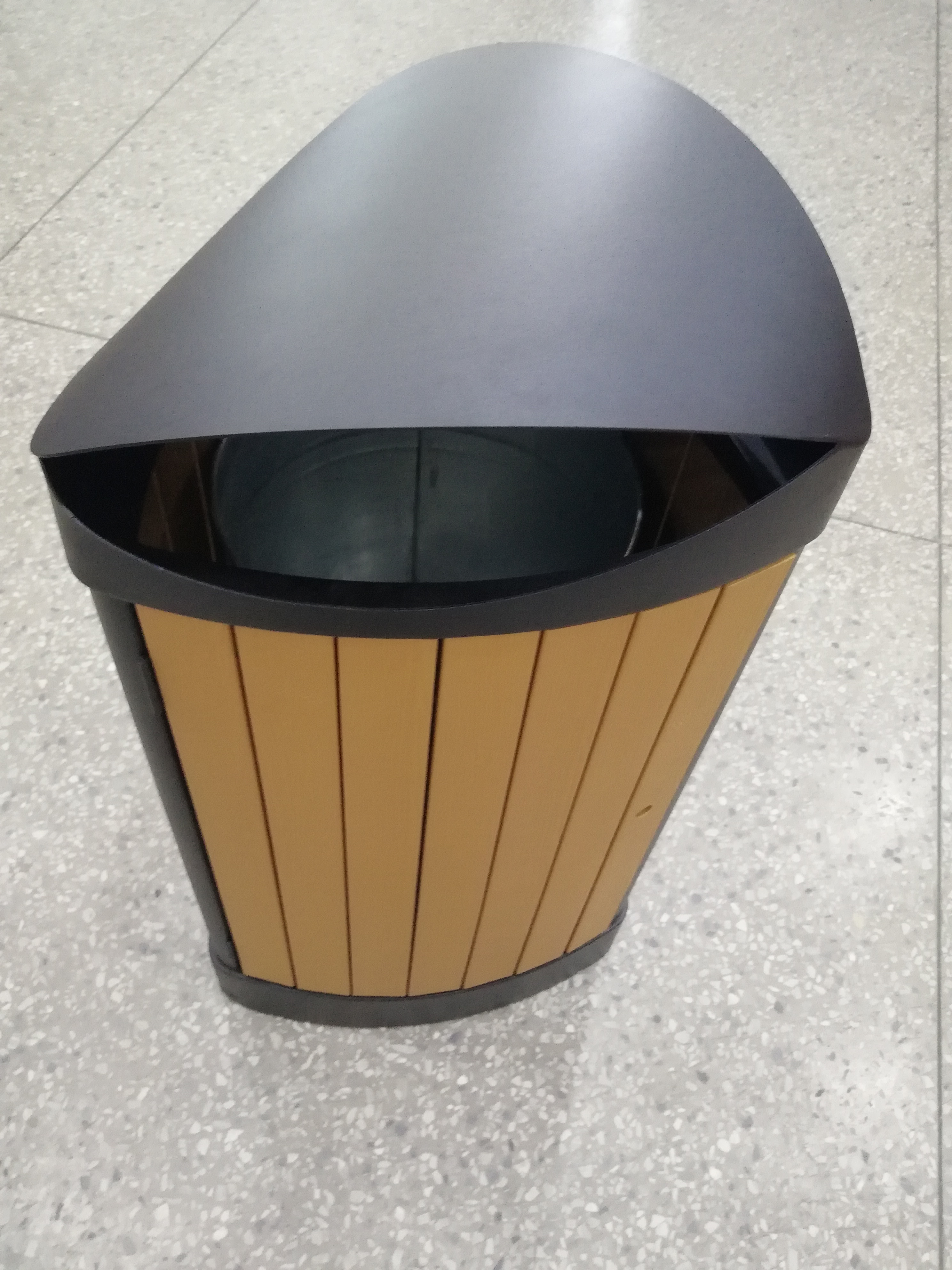 Cubo de basura exterior con madera plástica HW-534