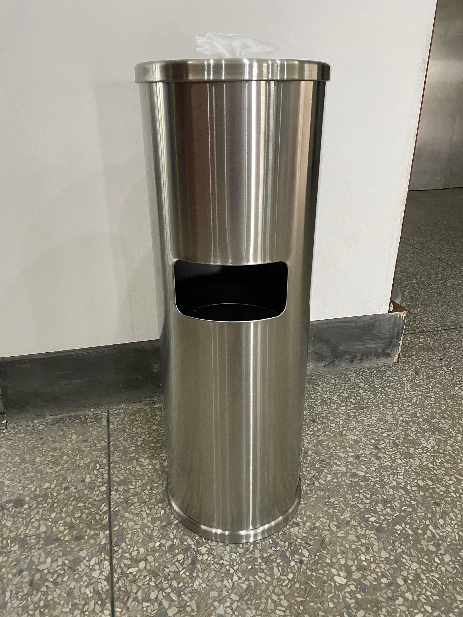Dispensador de toallitas húmedas de gimnasio de pie de piso de venta caliente con contenedor de residuos