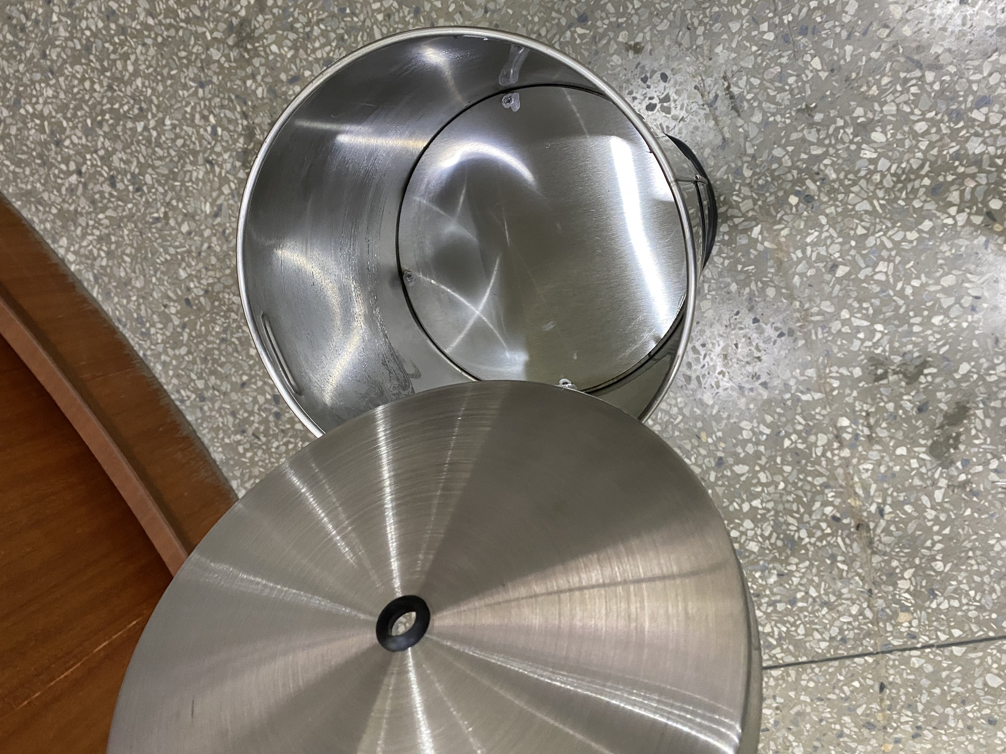 Dispensador de toallitas de acero inoxidable, bote de basura, toallitas húmedas para gimnasio, dispensador de suelo